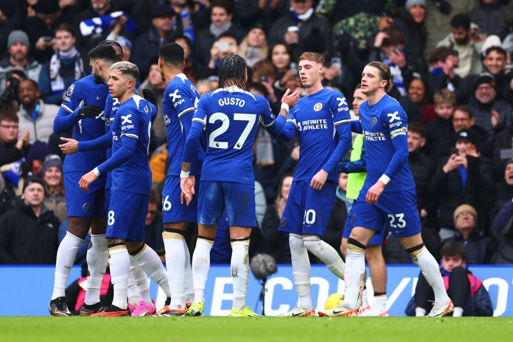 为什么棒球比赛中的捕手需要不断变换双腿的蹲姿以保护血管