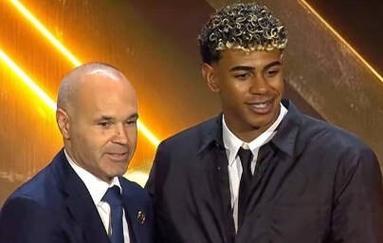 棒球与未来能源太阳能电池板在现代球场屋顶的应用