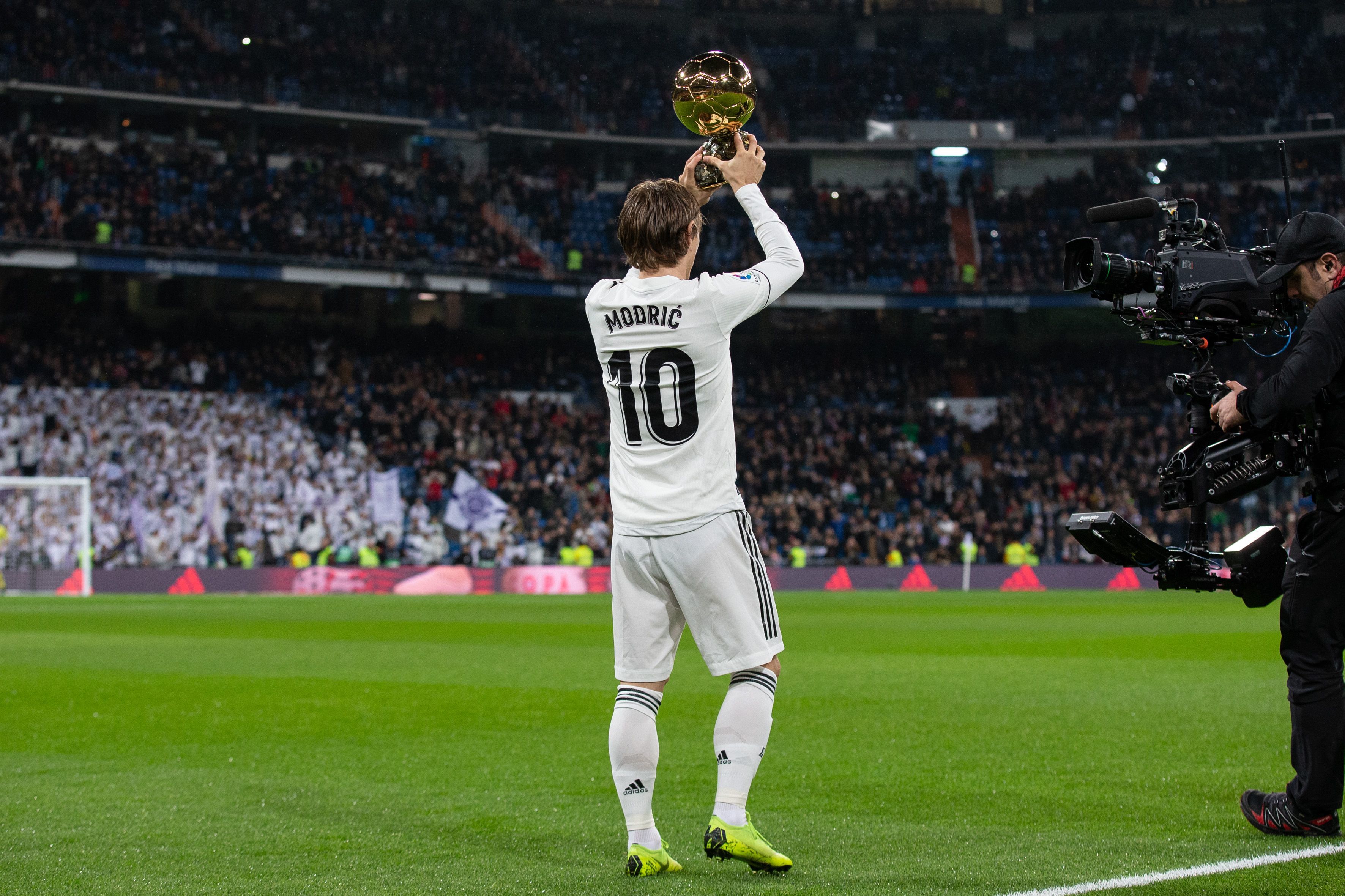 墨菲狂砍42分，詹姆斯与东契奇各取30分，湖人终结鹈鹕八连败迎三连胜