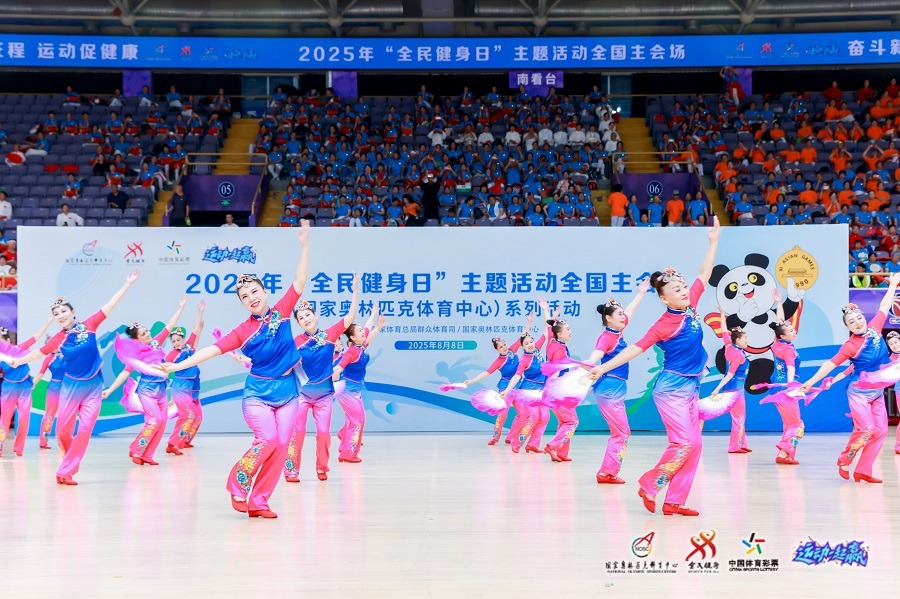 周五的月光漫过车筐时，我熨好了皱巴巴的队服。